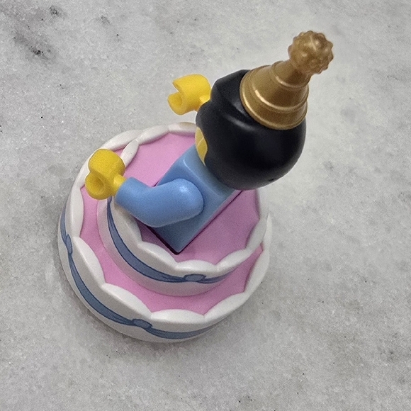 LEGO Birthday Cake Guy with Stand: Series 18 Collectible Minifig 71021 - Picture 4 of 12